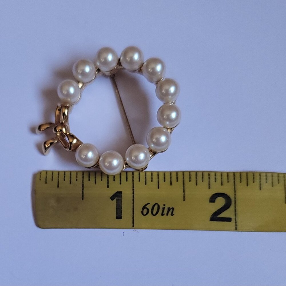 Vintage-Style Monet Wreath-Like Faux Pearls Brooch Pin - Picture 5 of 5